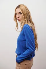 Sweater de punto color marrón, con cuello redondo y manga larga.