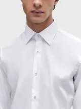 Camisa de vestir Boss modelo H-JOE-KENT, de corte regular fit, confeccionada en algodón de fácil planchado. Presenta cuello clásico, cierre frontal con botones y mangas largas con puños abotonados.