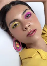 Par de aros colgantes con formas orgánicas irregulares en acrílico color rosa y amarillo.
