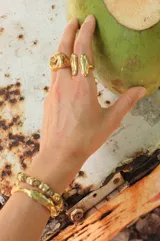 Pulsera artesanal compuesta por una serie de cuentas metálicas irregulares ensartadas en un hilo de algodón natural. Diseño rústico y minimalista.