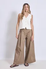 Chaleco de punto color crema con escote en V y cierre frontal con botones a tono.