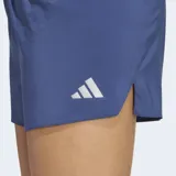 Short de running Adidas color azul, con cintura elástica y cordón de ajuste. Cuenta con calzoncillo interior de malla, bolsillo trasero con cierre y logo reflectivo de la marca en la pierna.