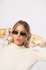 Guantes mitones dorados de cuero con interior de lana natural color crema.