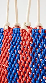 Bolso tote bag tejido a crochet con rayas verticales en color rojo y azul.