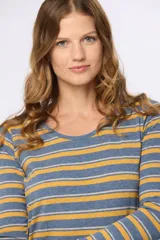 Remera de manga larga con cuello redondo, confeccionada en tejido con diseño de rayas horizontales en tonos azul, rojo y beige sobre una base jaspeada.