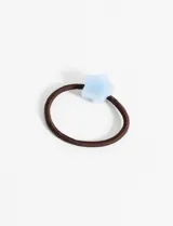 Gomita de pelo marrón con adorno de estrella rosa.