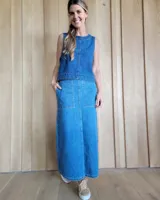 Conjunto de jean compuesto por un top sin mangas y una falda larga con bolsillos frontales.