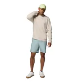 Buzo Columbia de cuello redondo para hombre, de color beige, con puños y dobladillo acanalados y un pequeño parche con el logo de la marca en el pecho.
