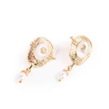 Par de aros colgantes dorados con forma ovalada, centro blanco con strass y detalle de perla colgante.