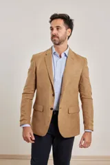 Saco sport marrón de gamuza ecológica con dos botones frontales y forro interno completo.