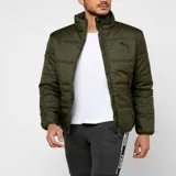 Campera puffer color verde militar, con cierre frontal, cuello alto y logo de Puma estampado en el pecho.