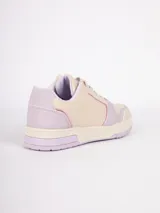 Zapatillas acordonadas color blanco con recortes en símil cuero y gamuza color beige. Plataforma recta de 3,5cm.