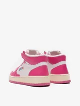 Championes de caña media Autry modelo 01 Mid, confeccionados en cuero bicolor blanco y fucsia. Presentan diseño perforado en la puntera, cierre con cordones y suela de goma con efecto envejecido.