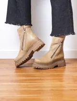 Botas cortas de cuero color beige, con cierre lateral y suela track.