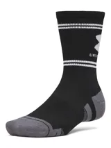Pack de tres pares de medias deportivas Under Armour color negro, de caña media, con puntera y talón en gris. Cuentan con detalles de líneas blancas, paneles de malla transpirable y soporte para el arco.