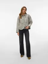 Campera de denim gris claro con efecto desteñido, de corte recto y holgado. Cuenta con cuello camisero, cierre frontal de botones metálicos, bolsillos frontales con solapa y mangas largas con puños abotonados.