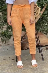 Pantalón capri color naranja, de lino y algodón, con cintura elástica ajustable con cordón.