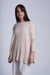 Sweater color beige con diseño de ochos en tejido de punto.