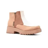 Bota corta color beige con puntera y talón en cuero color marrón, lateral externo en gamuza color marrón y lateral interno en cuero color blanco. Tiene cierre lateral y suela track.