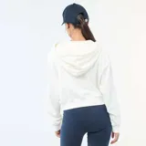 Buzo crop top con capucha, color blanco, con cierre frontal completo, mangas largas y puños acanalados.