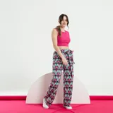 Pantalón verde con estampado abstracto en tonos rosa y celeste.