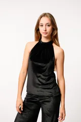 Top negro de terciopelo con cuello halter y espalda descubierta.