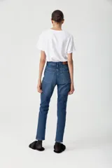 Jeans mom fit de tiro alto, color azul, con lavado original blue, super stone wash con localizado suave y bigotes.