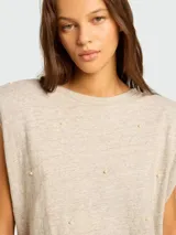 Remera sin mangas color gris con cuello redondo, hombreras y apliques de perlas.