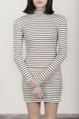 Minifalda ajustada al cuerpo, con estampado de rayas horizontales en blanco y negro.