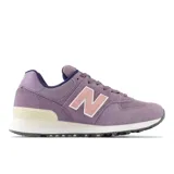 Championes urbanos New Balance modelo 574, color lila con detalles en rosa y blanco, confeccionados en gamuza y malla, con logo "N" característico en los laterales y entresuela ENCAP.