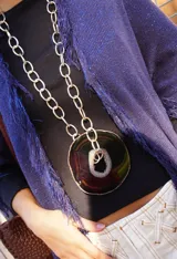 Collar de cadena de eslabones plateados con un dije central de piedra ágata natural en tono fucsia intenso con centro geoda.