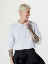 Camiseta blanca de algodón de manga larga y cuello redondo.