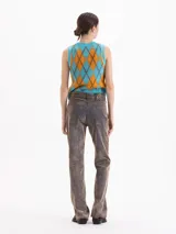 Pantalón de corte oxford con silueta ajustada hasta la rodilla y botamanga relajada. Confeccionado en tela Denim Velvet con textura aterciopelada y acabado de jean lavado en tono marrón.