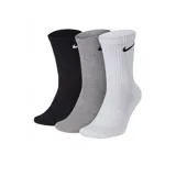 Pack de tres pares de medias Nike de caña media, confeccionadas en tejido técnico transpirable. Incluye un par negro, uno gris y uno blanco, cada uno con el logo de la marca bordado en el lateral.