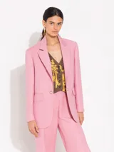 Blazer sastrero color rosa con pespuntes gruesos en la solapa, cuello y tapas de bolsillo.