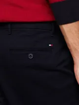 Pantalón chino azul marino de corte skinny confeccionado en sarga de algodón elástico.