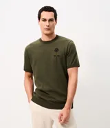 Remera de punto verde militar de manga corta y cuello redondo, elaborada en jacquard. Presenta un diseño de rosa en contraste en la espalda.