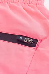 Short de baño color rosa neón, de corte clásico, con cintura elástica ajustable y cordón trenzado. Incluye dos bolsillos laterales, un bolsillo trasero con cierre y suspensor de malla fina estampado.