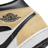 Championes Nike Air Jordan 1 Mid SE, inspirados en los atardeceres de Chicago. Diseño en cuero blanco y negro con superposiciones de gamuza color salmón y naranja.