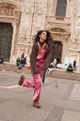 Enterito de cuero color rosa metalizado, con tirantes ajustables y bolsillos frontales.