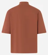 Blusa básica de algodón color celeste, con cuello alto y mangas cortas holgadas.