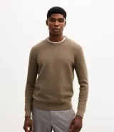Suéter de punto con textura en zig zag, cuello redondo y manga larga con puños ajustados. Confeccionado en una mezcla de algodón y poliamida.
