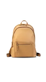 Mochila color beige, combinada con tela tipo impermeable y detalles en simil cuero. Tiene gran tamaño, asas combinadas, bolsillos al frente y compartimiento para notebook de 15".