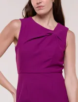 Vestido midi de crepe color azul, sin mangas, con cuello asimétrico con pliegues y ruedo con terminación en encaje calado.