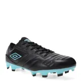 Championes de fútbol Umbro Speed HG, color negro con detalles en celeste. Presentan un diseño ergonómico con suela de tapones para superficies firmes y cierre mediante cordones.