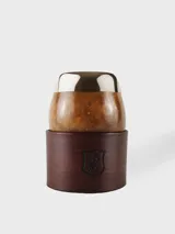Mate de calabaza pulida con boca de plata lisa y base forrada en cuero marrón con logo grabado.