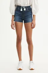 Short de jean de tiro alto con diseño de cinco bolsillos y ruedo deshilachado. Confeccionado en denim elástico de tono oscuro.