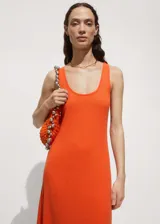 Vestido largo de punto color naranja, con escote redondo, tirantes anchos y diseño entallado.