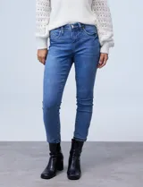 Pantalón jean skinny azul oscuro, marca Royalty. Con pretina con pasadores, cierre y botón metálico. Delantera y trasera con bolsillos aplicados. Largo regular, tiro alto y skinny fit.