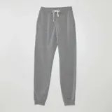 Pantalón de jogging gris de tejido de chándal con cintura elástica y cordón ajustable.